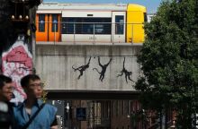 Τρίτο έργο του Banksy μέσα σε τρεις μέρες εμφανίστηκε στο Λονδίνο - Τρεις πίθηκοι σε γέφυρα πάνω από την οδό Μπρικ Λέιν.