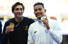 Ο Αρμάντ Ντουπλάντις (αριστερά) και ο Εμμμανουήλ Καραλής (δεξιά)