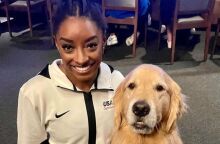 Ολυμπιακοί Αγώνες 2024: Ένας σκύλος συναισθηματικής υποστήριξης ακολουθεί πιστά την Σιμόν Μπάιλς και την ομάδα ενόργανης γυμναστικής των ΗΠΑ