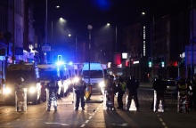 Αστυνομικές αρχές παραταγμένες σε δρόμο της Βρετανίας