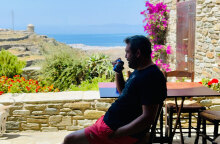 Πυγμαλίωνας Δαδακαρίδης: «Μια βραδιά στην Τήνο, χωρίς σκεπή, σεντόνι και φως – ένα με τη φύση» 