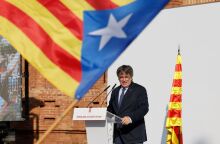 Ισπανία: Ο καταζητούμενος Καταλανός αυτονομιστής Κάρλες Πουτζδεμόν επανεμφανίστηκε σε συγκέντρωση στη Βαρκελώνη και μετά εξαφανίστηκε ξανά.