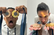 Μίλτος Τεντόγλου και Εμμανουήλ Καραλής σε πόζες με τα μετάλλιά τους