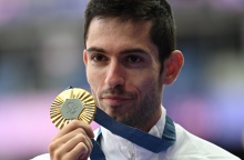 Ο Μίλτος Τεντόγλου με το χρυσό ολυμπιακό μετάλλιο