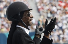 O Snoop Dogg με ρούχα αγώνων ιππασίας