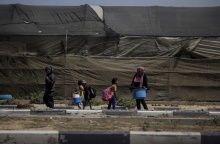 Eσωτερικά εκτοπισμένοι Παλαιστίνιοι φεύγουν από τα ανατολικά της νότιας πόλης Deir Al Balah, κεντρική Λωρίδα της Γάζας