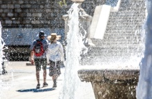 Σιντριβάνι στο κέντρο της Αθήνας προσφέρει λίγες στιγμές δροσιάς