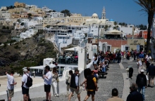 Υπερτουρισμός: Μια αφορμή για να γυρίσουμε στην Ψωροκώσταινα;