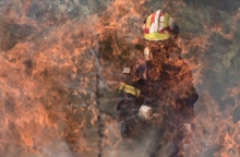 Φωτιά στην Αττική: Εικόνες αυτοθυσίας πυροσβεστών, κατοίκων, εθελοντών