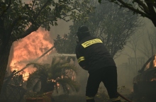 Πυροσβέστης επιχειρεί σε πυρκαγιά