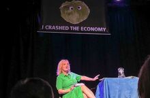 Λις Τρας: Αποχώρησε από τη σκηνή η πρώην πρωθυπουργός της Βρετανίας - Ακτιβιστές ξεδίπλωσαν τηλεχειριζόμενο πανό με μαρούλι.