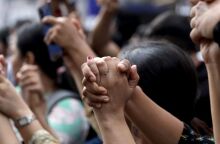 Ινδία: Διαδηλώσεις σε ολόκληρη τη χώρα μετά τον βιασμό και τη δολοφονία 31χρονης γιατρού - Πορείες με σύνθημα «Διεκδικούμε τη Νύχτα».