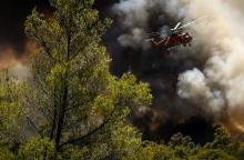 Ελικόπτερο επιχειρεί σε φωτιά