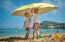 Προστασία των παιδιών στις διακοπές: Οδηγίες από τον ΙΣΑ