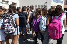 Μαθητές και μαθήτριες σε σχολείο