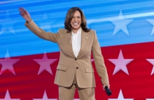 Κάμαλα Χάρις: Tα εμπόδια για τη νίκη επί του Τραμπ