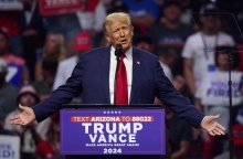 Ο Τραμπ και τα...μαλλιά του 