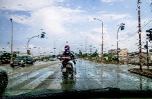 Σταγόνες βροχής στο τζάμι αυτοκινήτου 