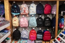 Σχολικές τσάντες σε κατάστημα 