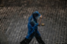 Άτομο με αδιάβροχο προστατεύεται από τη βροχή