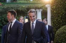 Ο Κυριάκος Μητσοτάκης και πίσω του οι υπόλοιποι πολιτικοί αρχηγοί