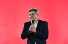 Νίκος Φαραντούρης