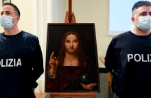  Ο σκανδαλώδης πίνακας Salvator Mundi φρουρούμενος 