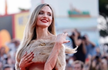 Η Αντζελίνα Τζολί στο Φεστιβάλ της Βενετίας: Η ταινία «Maria», η συνέντευξη Τύπου και ο θαυμαστής της με ALS