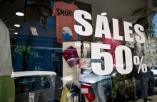 Βιτρίνα με ταμπέλα για εκπτώσεις