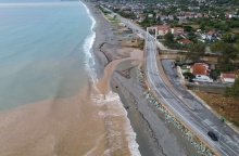 Η θάλασσα έγινε καφέ στον Αγιόκαμπο Λάρισας