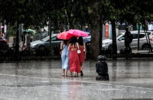 Γυναίκες κάτω από ομπρέλα