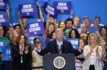 Τζο Μπάιντεν και Κάμαλα Χάρις σε προεκλογική συγκέντρωση στην Πενσιλβάνια