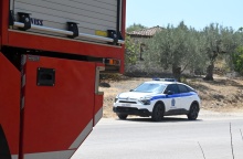 Πυροσβεστικό όχημα και περιπολικό στο σημείο όπου καταγράφηκε τροχαίο δυστύχημα