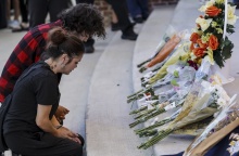 Νεαρά άτομα θρηνούν για την απώλεια των 4 ατόμων έξω από το σχολείο αφήνοντας λουλούδια και αναμμένα κεράκια