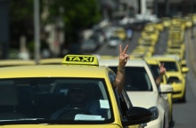 Ταξί κατά τη διάρκεια απεργειακών κινητοποιήσεων στο κέντρο της Αθήνας