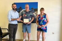 Ρόδος: Τιμήθηκε ζευγάρι Βρετανών που έχει επισκεφθεί το νησί πάνω από 100 φορές - Η τελετή απονομής και η απόφαση για αγορά σπιτιού.