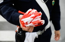 Τροχονόμος κρατά κορδέλα για το κλείσιμο της κυκλοφορίας