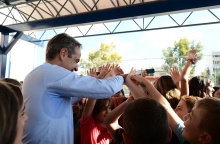 Ο Κυριάκος Μητσοτάκης με μαθητές σε σχολείο στη Γλυφάδα