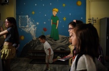 Μαθητές σε σχολείο μπροστά από τοιχογραφία με τον Μικρό Πρίγκιπα