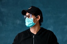 Άνδρας με μάσκα