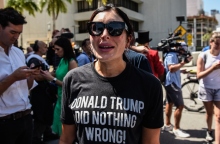 Η συνωμοσιολόγος groupie του Τραμπ 