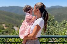 Στην Ελλάδα με την κόρη της η Μαρία Μενούνος