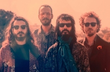 Buzz' Ayaz: Ο Αντώνης Αντωνίου των Monsieur Doumani μιλάει για τη νέα πειραματική μπάντα από την Κύπρo.