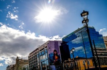 Ήλιος και λίγα σύννεφα πάνω από το κέντρο της Αθήνας