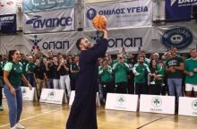 Ιερέας τραγούδησε σύνθημα του Παναθηναϊκού και έκανε σουτάκια στον αγιασμό της ομάδας