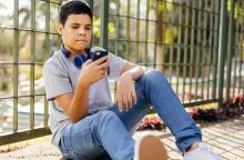 Αυξάνεται απότομα η «προβληματική χρήση» των social media από τους εφήβους