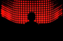 Κεφάλι ατόμου μπροστά σε οθόνη με κόκκινους κύβους