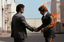 Pink Floyd: Ποιοι είναι οι εικονιζόμενοι επιχειρηματίες στο εξώφυλλο του άλμπουμ «Wish you Were Here» που φιλοτέχνησε η κολεκτίβα Hipgnosis.