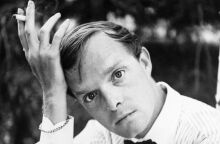 Ένας αιώνας Τρούμαν Καπότε: Ο συγγραφέας των «Εν ψυχρώ» και «Πρόγευμα στο Τίφφανυς» γεννήθηκε σαν σήμερα, 30 Σεπτεμβρίου 1924.