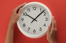 Χέρια πάνω σε ρολόι